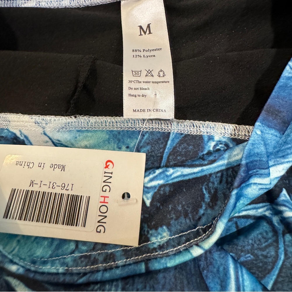 Great shorts, high waisted mtple Blue colored design, shorts underneath, size M. - Picture 5 of 5
